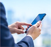 スマートフォンで問い合わせをする様子